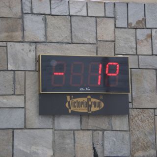 Изработка на часовник и термо­метри, показващи час и температура през определен интервал