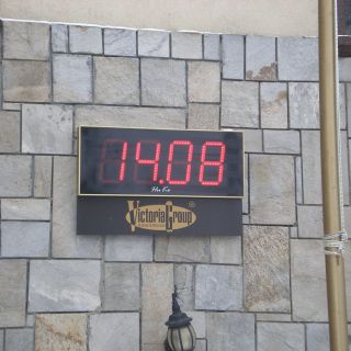 Изработка на часовник и термо­метри, показващи час и температура през определен интервал
