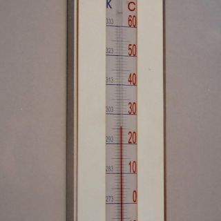 Изработка на  термометър в оригинално тяло с логото на хотела с показания за външната температура;